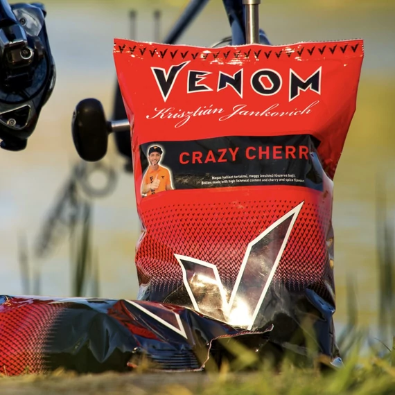VENOM Boilie Crazy Cherry 20MM, 24MM / 900GR - meggy + édes gyümölcs aromákkal ízesített csípős, fűszeres bojli 2 féle méretben