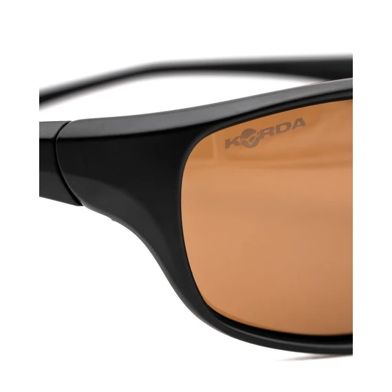 Korda Sunglasses Polarised Wraps 0.65 - polarizált napszemüveg (matt fekete keret / barna lencsével)