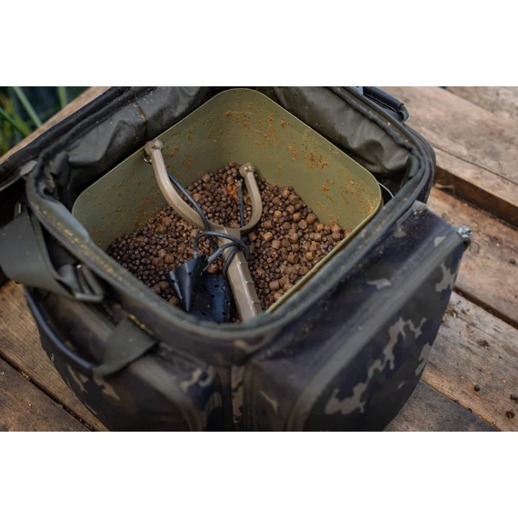 Korda Compac Cube Carryall Dark Kamo - szerelékes táska 27 literes kapacitással