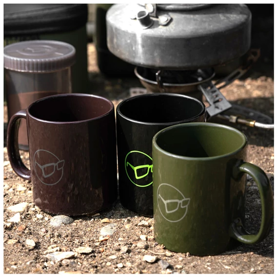 Korda Mug Glasses Logo - Korda logóval ellátott bögre fekete/olíva/burgundi színben