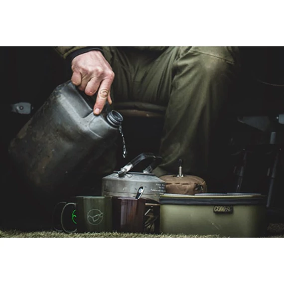 Korda Mug Glasses Logo - Korda logóval ellátott bögre fekete/olíva/burgundi színben