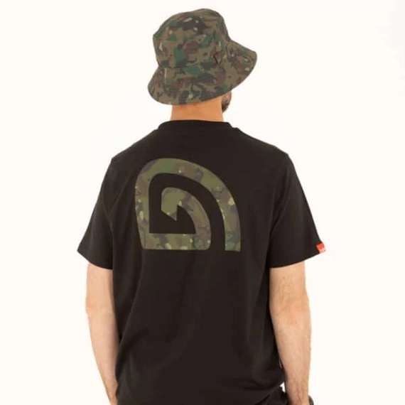 Trakker CR Logo T-shirt Black Camo Size: S, M, L, XL, XXL, XXXL - Trakker fekete & terepszínű rövid ujjú, 100% pamut anyagú póló hat méretben: S, M, L, XL, XXL, XXXL