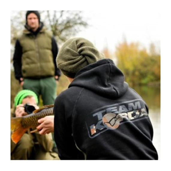 Korda Kore Team Korda Hoodie Black Kapucnis Pulóver
